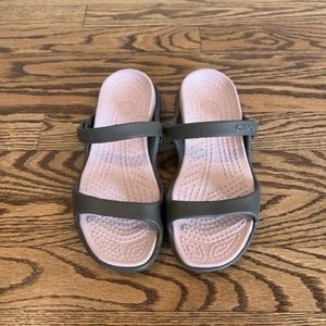 Crocks sandal size 6 good condition